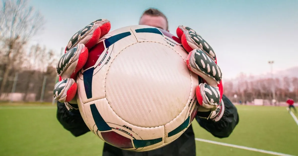 How to Be a Good Goalkeeper in Football: 12 Essential Skills